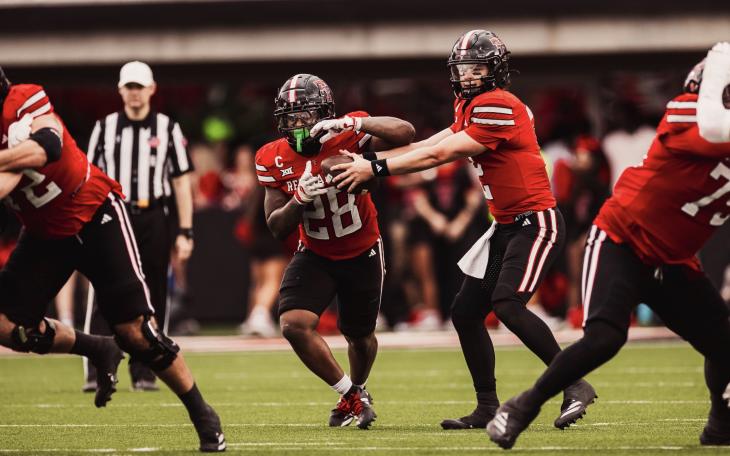Behren Morton hands the ball off to Tahj Brooks in Texas Tech's Matchup against Baylor